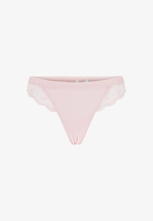Lichtroze geribbelde thong met florale kantdetails aan de zijkanten en een zachte tailleband met de merknaam "GUESS."