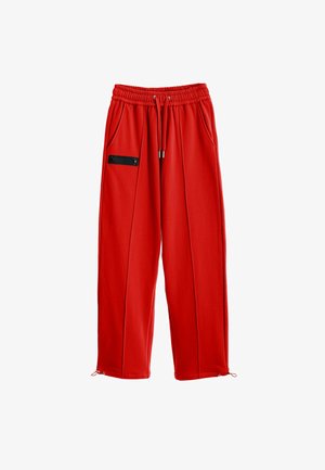 Pantalones de chándal rojos con cinturilla elástica, cordón, dos bolsillos laterales y un detalle de bolsillo con cremallera negra en la parte delantera izquierda.
