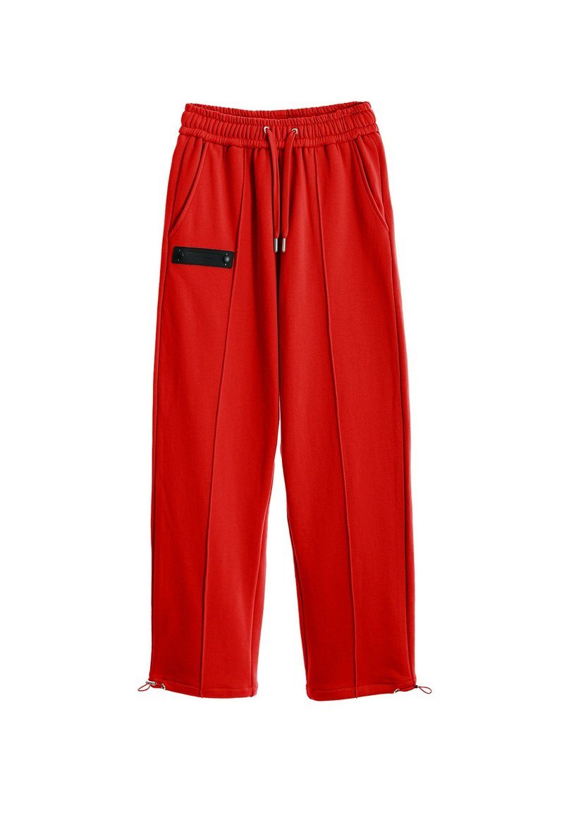 Pantalones de chándal rojos con cinturilla elástica, cordón, dos bolsillos laterales y un detalle de bolsillo con cremallera negra en la parte delantera izquierda.