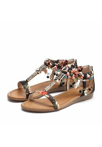 Blühend bedruckte Keil-Sandalen mit geflochtenen Riemen, silbernen Akzenten und Anhängern. Offene Zehen-Design und gepolstertes Fußbett für Komfort.
