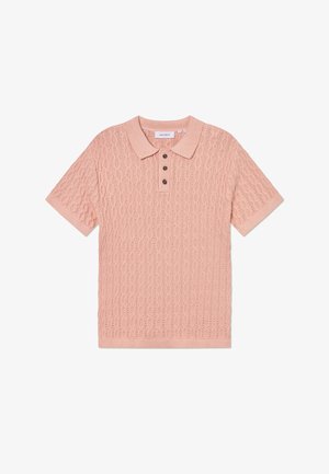 Koszulka polo w jasnoróżowym splocie z fakturą, z żeberkowym kołnierzykiem, z zapięciem na trzy guziki i krótkimi rękawami.