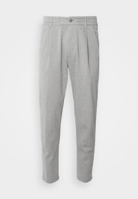Pantalon gris en tissu texturé, avec une coupe droite, des plis à l'avant et une fermeture bouton à la taille.