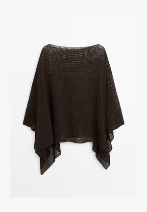 Luźny czarny dziergany ponczo z szerokimi rękawami i fakturowanym, otwartym wzorem tkania wiszący na białym tle.