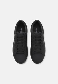 Sneaker nere sintetiche con lacci, dalla superficie liscia, punta rotonda e un discreto dettaglio del logo sul linguetta e sul lato.