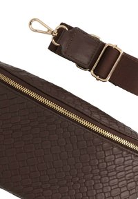 Borsa in pelle intrecciata marrone con zip in metallo dorato. Presenta una tracolla in tessuto marrone rimovibile con un gancio in metallo dorato.