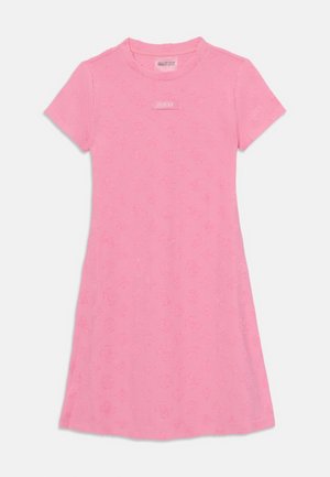 Różowa sukienka z krótkim rękawem, zdobiona teksturowanym wzorem i etykietą logo. Gładki materiał z luźnym krojem, lekko rozszerzający się u dołu.