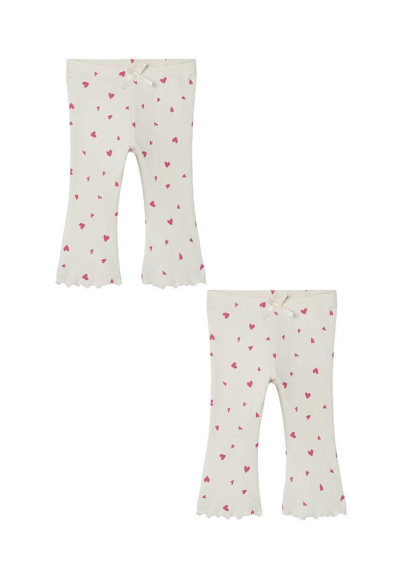 Weiße, ausgestellte Leggings aus weichem Stoff, verziert mit kleinen rosa Herzen, mit einem gewellten Saum und einer Schleifenakzent auf der Vorderseite.