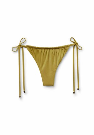 Olivgrüner Bikini-Slip mit verstellbaren Seitenschnüren und gerafftem elastischem Bund, auf weißem Hintergrund dargestellt.