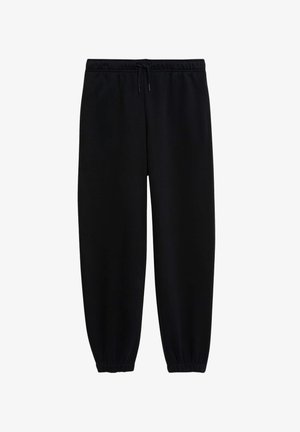 Sort lynlåstrøje med hætte og matchende bukser i blødt materiale, kombineret med grå t-shirt og hvide sneakers med gummisåler.