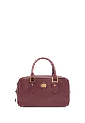Borsa rettangolare in pelle rosso scuro con due manici, hardware dorato e una piccola targhetta logo ovale centrata sul davanti.