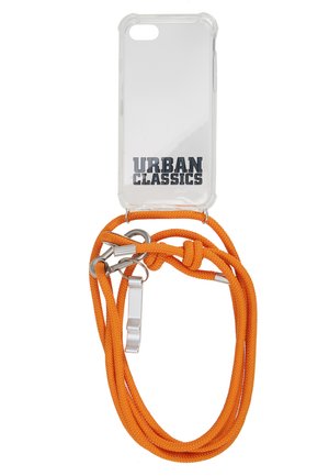 Przezroczysta etui na telefon z napisem "URBAN CLASSICS", przymocowana do grubej pomarańczowej linki z metalowymi zapięciami i łącznikami.
