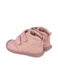 Zapatos de piel rosa para niños pequeños con dos correas de Velcro, puntera redondeada y suela de goma texturizada. Presenta un logo circular en el talón.