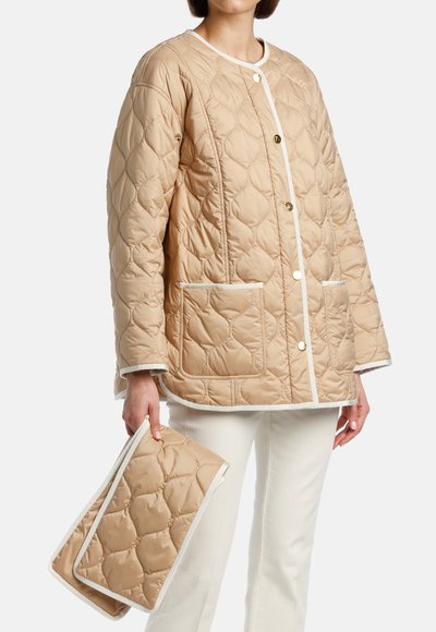 Giacca trapuntata beige con scollatura rotonda, chiusura frontale a bottoni e due tasche; borsa trapuntata beige abbinata con rifiniture bianche.