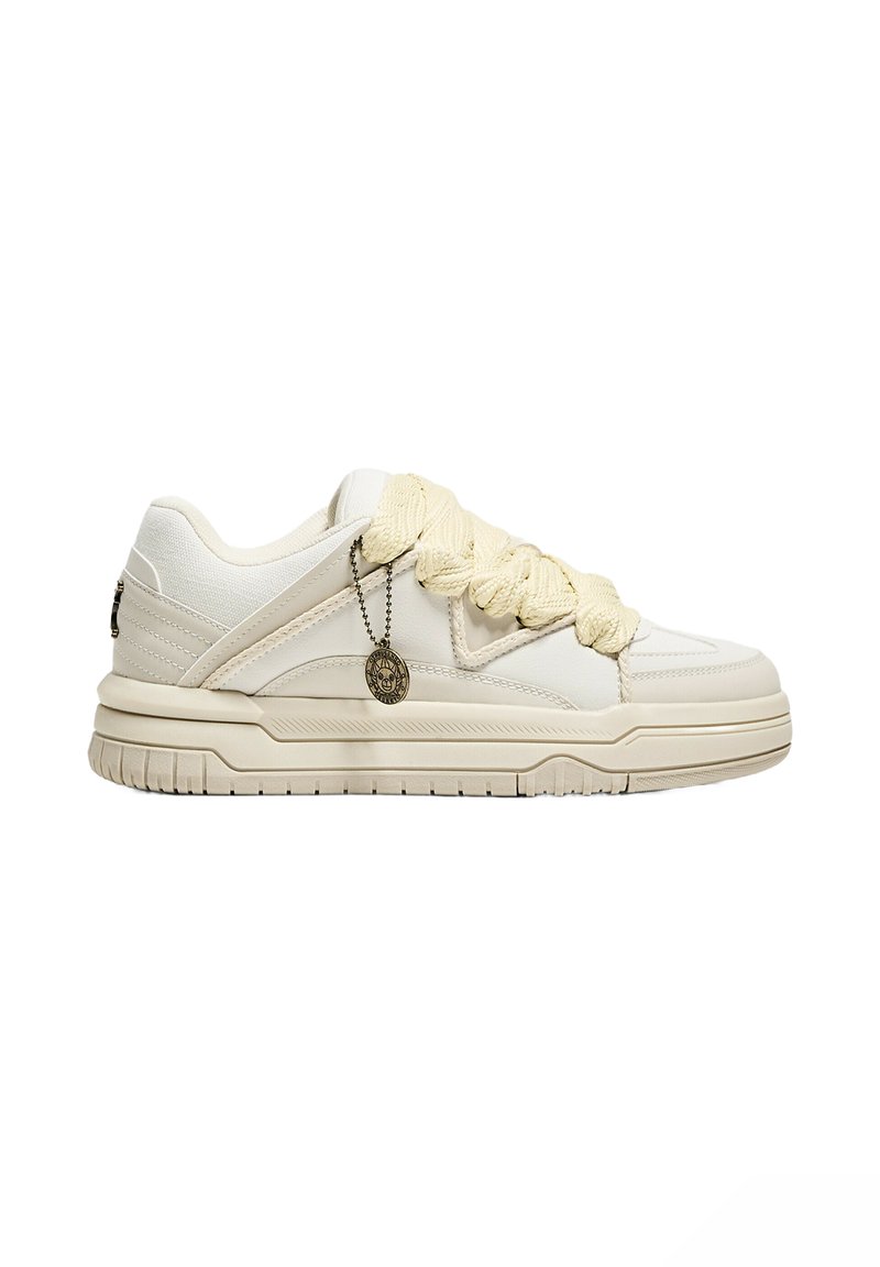 Bershka - ONE PIECE WITH KEYRING - Sneakers basse - white, Ingrandire