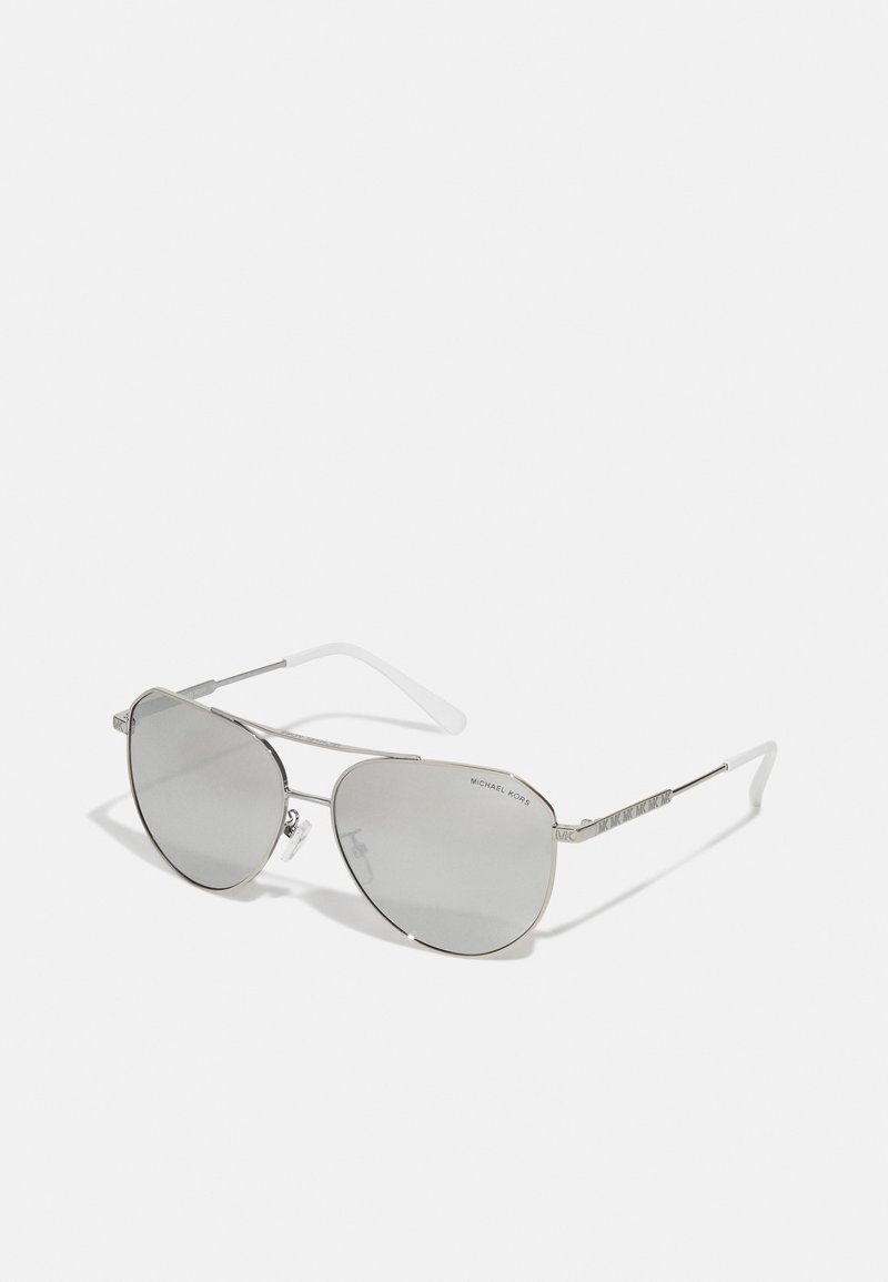 Óculos de sol aviador de metal prateado com lentes cinzentas espelhadas, hastes transparentes e hardware acentuado com um padrão de logotipo repetido.