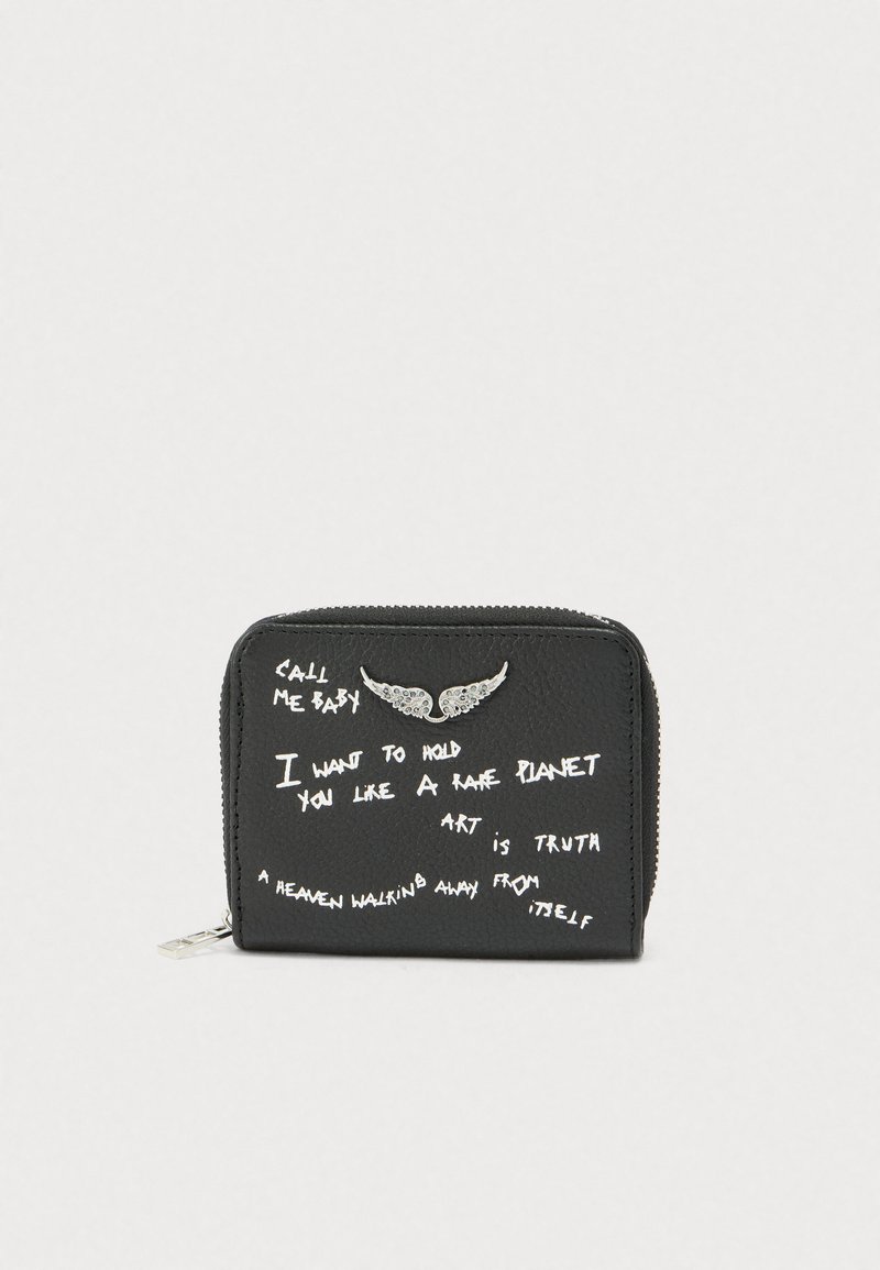 Zwarte portemonnee met rits, voorzien van witte handgeschreven tekst en zilverkleurige decoratieve vleugels aan de voorkant, staande tegen een effen lichte achtergrond.