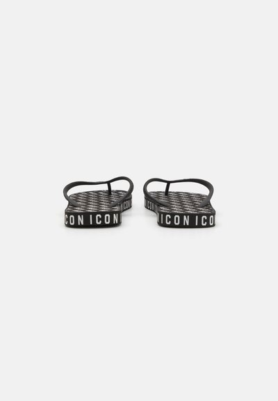 Sorte flip-flops med en tekstureret sål, der har en mønstret fodseng og brede stropper prydet med "ICON" i hvid skrift.