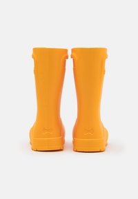 Stivali in gomma arancione brillante con una finitura liscia e opaca. Le caratteristiche includono un design alto fino al ginocchio, punte arrotondate e suole testurizzate per migliorare la trazione.