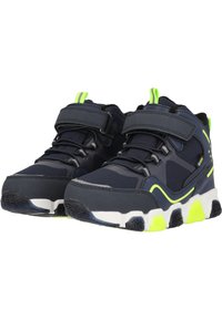 Marineblaue Sportschuhe mit neongrünen Akzenten, die eine strukturierte Oberfläche, einen Klettverschluss und eine gepolsterte Sohle für Komfort und Unterstützung bieten.