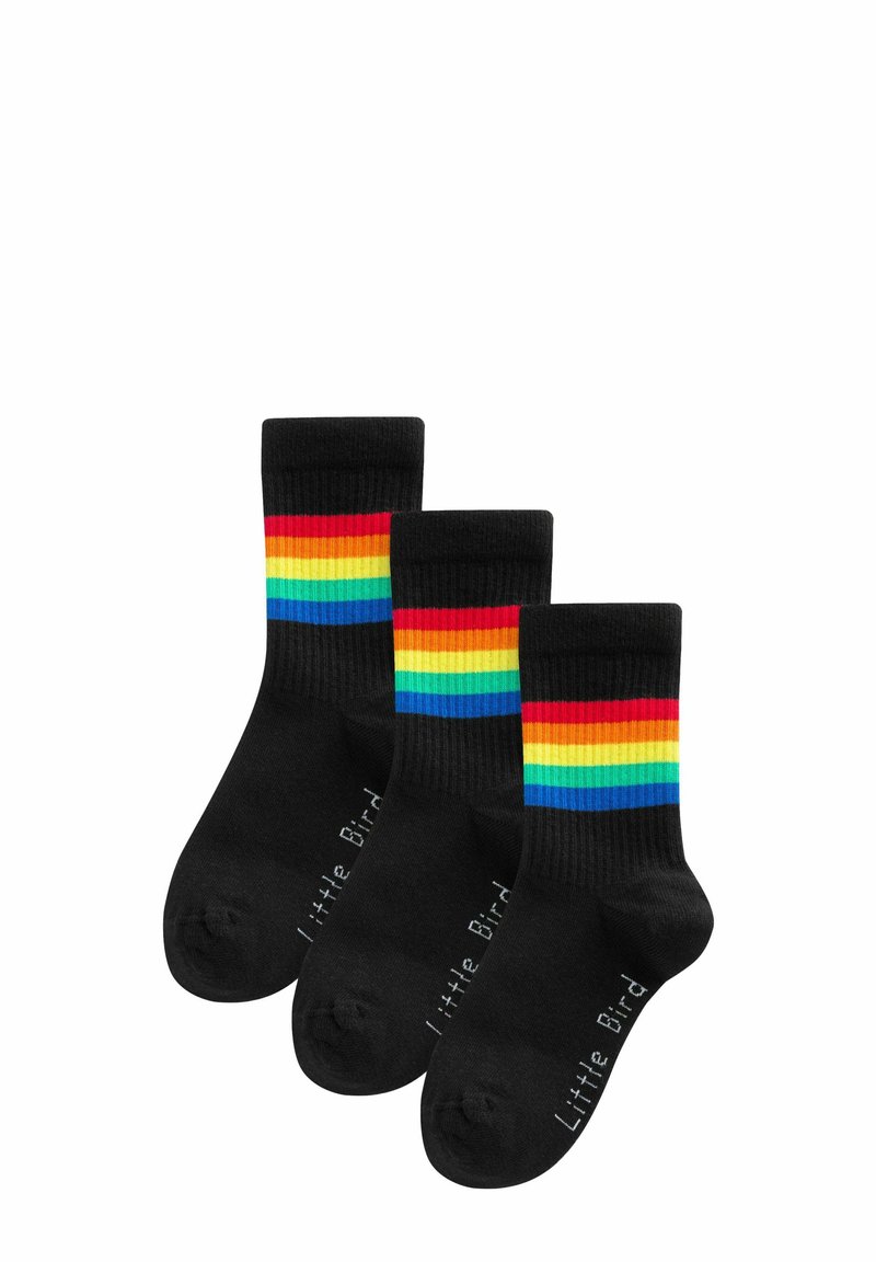 Calze nere alla caviglia con texture a coste, caratterizzate da righe orizzontali arcobaleno nei colori rosso, arancione, giallo, verde, blu e viola sulla parte superiore.