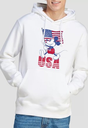 Weißer Kapuzenpullover mit einem Grafikdesign von Mickey Mouse, der eine amerikanische Flagge hält. Darunter befindet sich der Text "USA" in Rot und blauen Streifen. Weiche Textur.