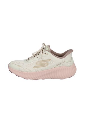 Zapatilla de running Skechers en color beis claro y rosa, con cierre de cordones, suela acolchada y parte superior de malla transpirable, logotipo visible en el lateral.