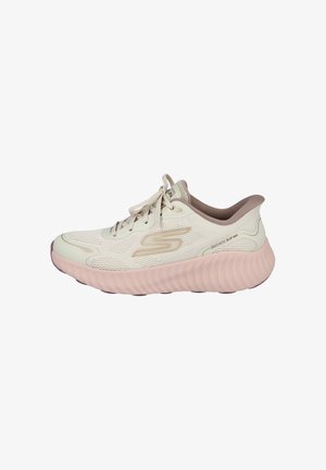 Zapatilla de running Skechers en color beis claro y rosa, con cierre de cordones, suela acolchada y parte superior de malla transpirable, logotipo visible en el lateral.