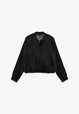 Giacca bomber nera in satin con zip frontale, polsini e orlo a costine. Presenta tasche laterali e un colletto rotondo. Texture liscia in tutto il capo.