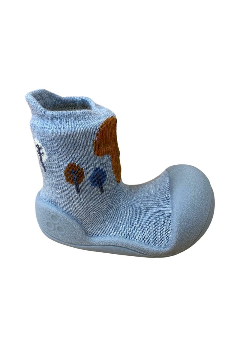 Botín azul de punto sin cordones con parte superior texturizada, suela de goma y patrones decorativos de árboles en marrón y azul. Material suave y diseño acogedor.
