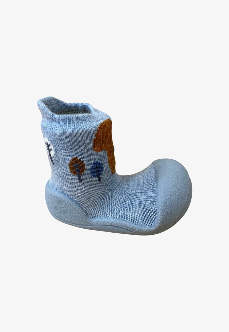 Botín azul de punto sin cordones con parte superior texturizada, suela de goma y patrones decorativos de árboles en marrón y azul. Material suave y diseño acogedor.