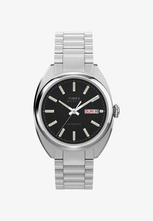 Ρολόι Timex Marlin αυτόματο με μαύρο καντράν, ασημί δείκτες, ένδειξη ημέρας και ημερομηνίας που δείχνει Κυριακή 14, και μπρασελέ από ανοξείδωτο ατσάλι.