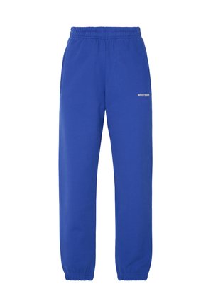 Pantaloni della tuta blu con vita elasticizzata, due tasche laterali e polsini elastici alle caviglie. Presenta testo stampato bianco sul davanti.