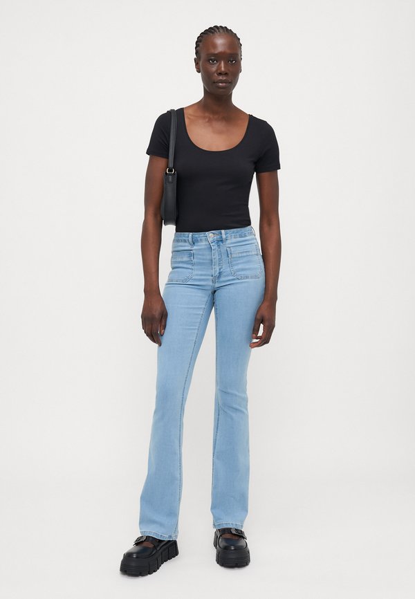 ONLWAUW POCKET - Flared Jeans2
