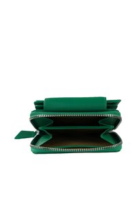 Portafoglio in pelle verde con chiusura a zip tutto intorno, dotato di numerosi slot per carte e una superficie liscia. L'interno rivela una foderatura beige.