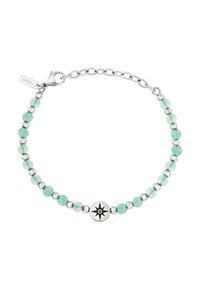 Silverarmband med ett mönster av växelvisa ljusgröna pärlor och metalliska detaljer, med en central cirkulär berlock som visar en kompassdesign.