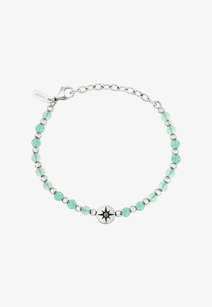 Silberarmband mit abwechselnden hellgrünen Perlen und metallischen Akzenten, mit einem zentralen runden Anhänger, der ein Kompass-Design zeigt.