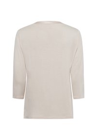Beige Langarmshirt aus weichem Stoff, mit einem runden Ausschnitt und einer entspannten Passform, glatter Textur und einfachem Design.