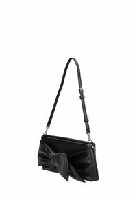 Borsa a tracolla nera in finta pelle, con un grande dettaglio a fiocco, forma rettangolare piatta, tracolla regolabile e texture liscia.