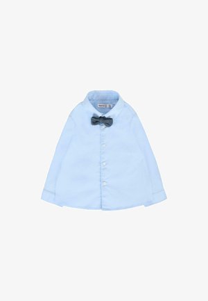 Camicia a maniche lunghe azzurro chiaro con bottoni, caratterizzata da un papillon intrecciato blu scuro al colletto. Tessuto morbido con una vestibilità classica e senza motivi.