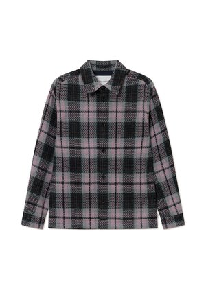 Camisa de cuadros en negro, gris y rosa. Diseño de botones con cuello. Presenta una tela texturizada y detalles de costura visibles.