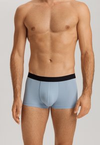 Ljusblå herrboxershorts i mjukt tyg, med svart elastisk midjeband med logotyp, skräddarsydd passform och korta ben.