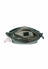 Borsa a mano verde in pelle aperta che mostra la fodera interna beige, una tasca interna con zip e una sciarpa attaccata di colore chiaro.