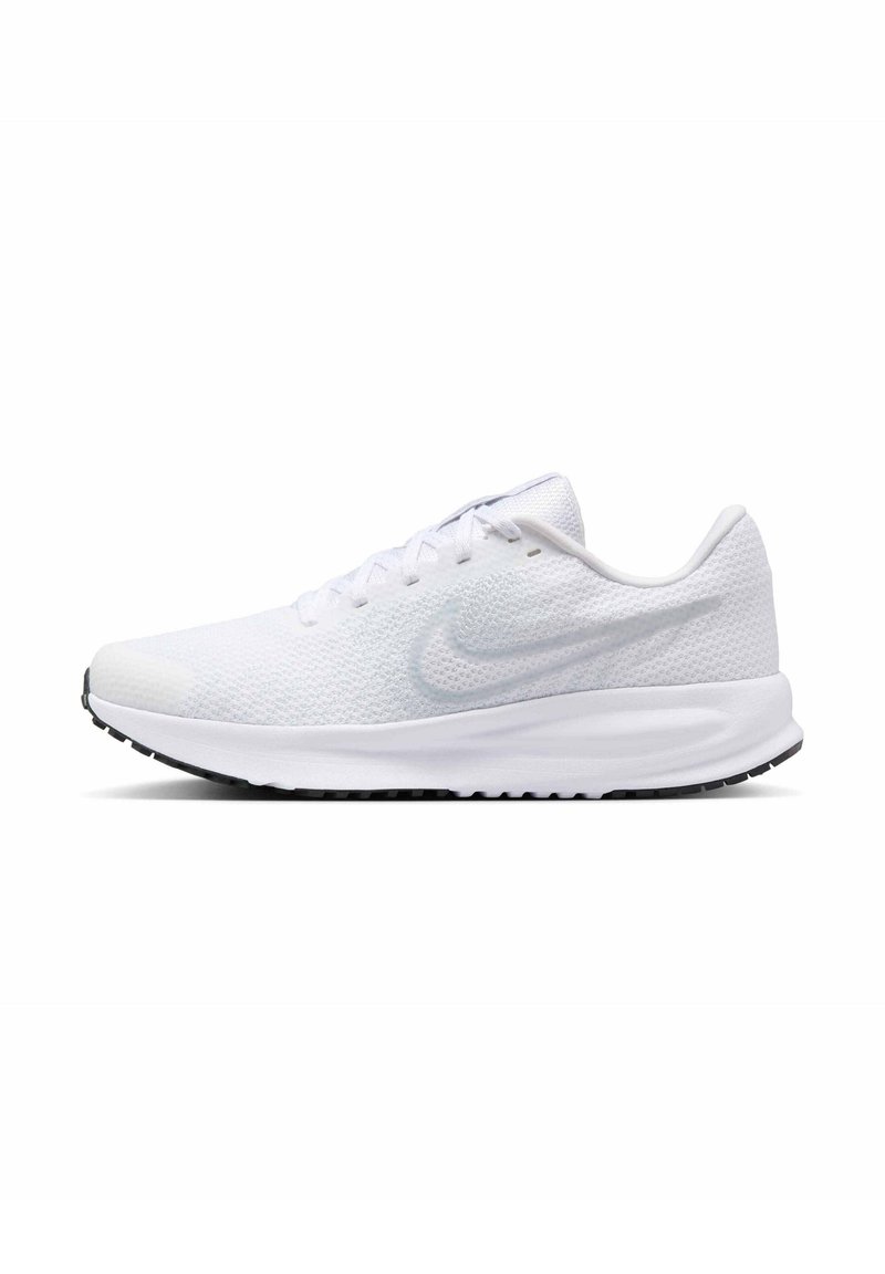 Chaussure de course Nike blanche avec tige en mesh, design à lacets et semelle extérieure noire, montrée de profil sur fond blanc.