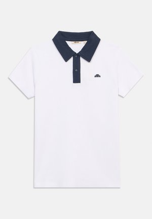 Hvit kortermet polo med marineblå krage og to-knappers stolpe, med en liten marineblå logo på venstre bryst.