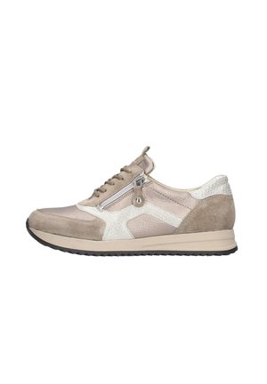 Beige sneaker met een mix van glad leer en suède, een veterontwerp met een zijrits, gestructureerde accenten en een rubberen zool.