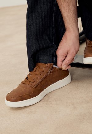 Pier One UNISEX - Sneakers low - cognac