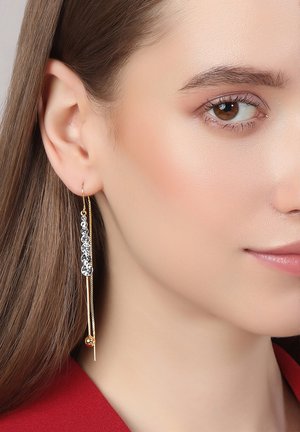 Goldfarbene Ohrringe mit langem Design, die mehrere klare Edelsteine und einen dekorativen Kugelakzent am Ende aufweisen.