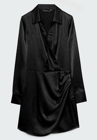 Czarna sukienka satynowa z długimi rękawami, kopertowym fasonem, kołnierzem i marszczeniem w talii. Gładka faktura i błyszczące wykończenie.