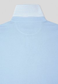 Jasnoniebieska koszulka polo z paskowanym kołnierzykiem. Teksturowany materiał o gładkim wykończeniu, krótkie rękawy i klasyczny krój.