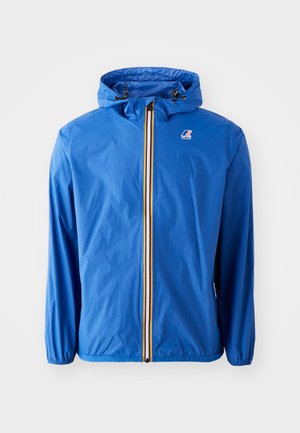 Blauwe lichte jas met een capuchon, voorzien van een voorkant rits met een meerkleurige streep, elastische manchetten en een logo op de borst.